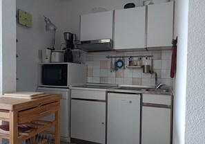 Frigorífic, microones, rentaplats i cafetera i tetera 