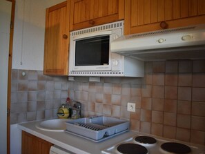 Réfrigérateur, micro-ondes, four, cafetière/bouilloire