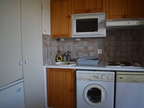 Réfrigérateur, micro-ondes, four, cafetière/bouilloire