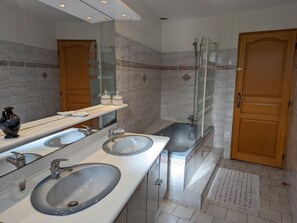 Bathroom - Charming cottage with private garden and pets allowed (Barret)