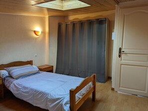 4 bedrooms, travel cot, bed sheets