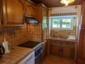 Refrigerador, microondas, lavavajillas, silla alta para bebés