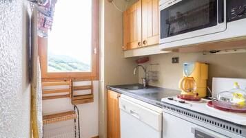 Fridge, dishwasher, coffee/tea maker, toaster