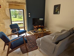 テレビ、卓球台