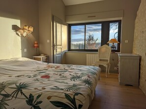 4 室のベッドルーム、WiFi (無料)