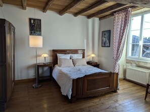 3 bedrooms, travel crib, free WiFi, bed sheets