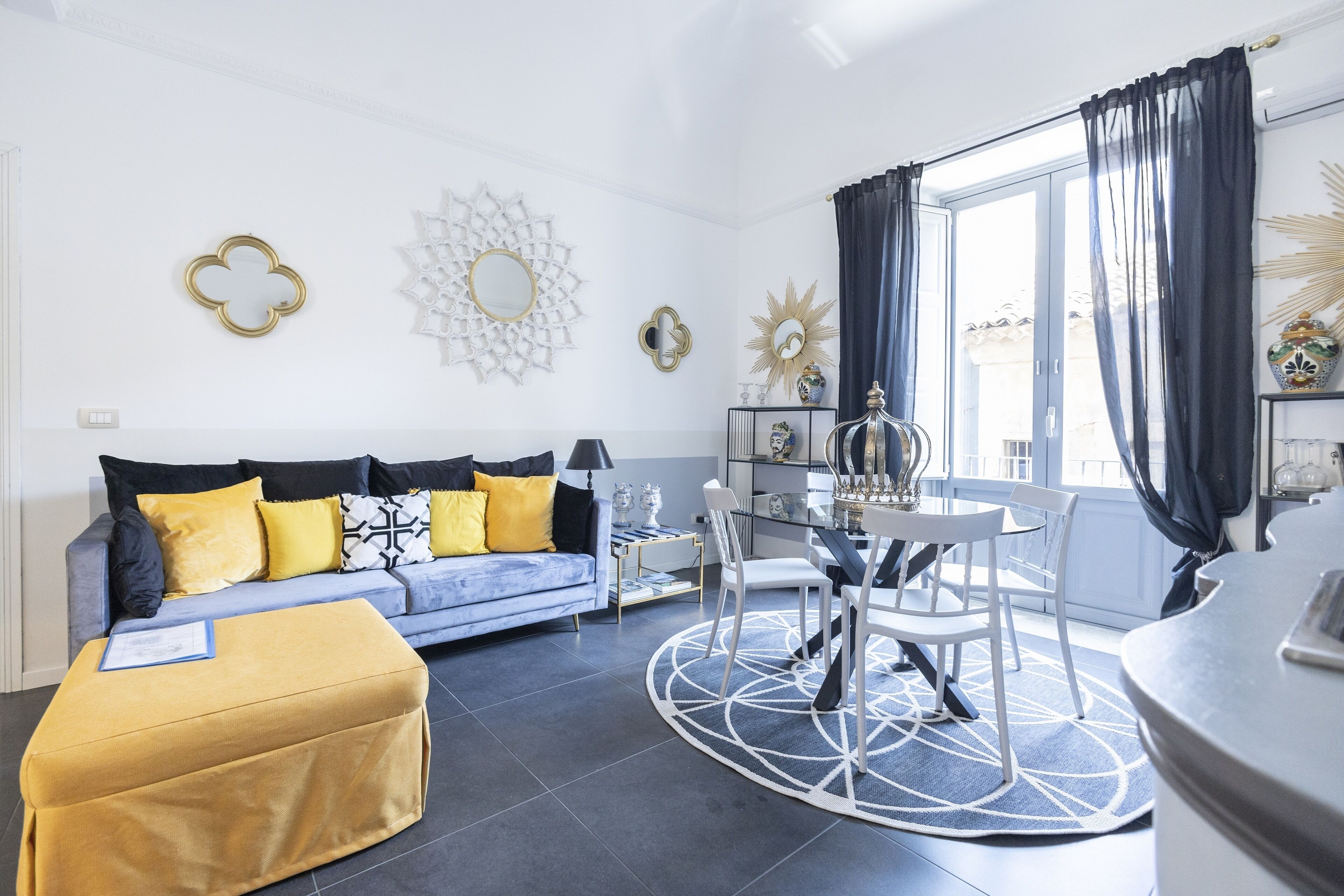 Smart-TV, bøker, musikkbibliotek og stereoanlegg