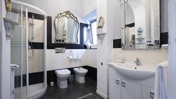 Doccia, asciugacapelli, bidet, asciugamani