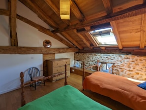 3 bedrooms, free WiFi - Spacious house in Massignac with private garden (Massignac)