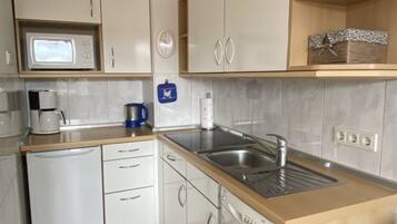 Fridge, microwave, stovetop, dishwasher