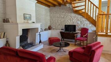 Una televisión, una chimenea, una mesa de tenis de mesa