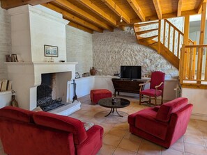 Televisie, een open haard en een tafeltennistafel