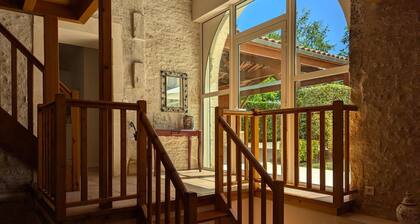 Charming Vineyard Cottage with Pool, Garden & Modern Amenities in Saint-Cybardeaux