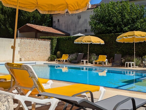 Pool - Charming Vineyard Cottage with Pool, Garden & Modern Amenities in Saint-Cybardeaux (Saint-Cybardeaux)