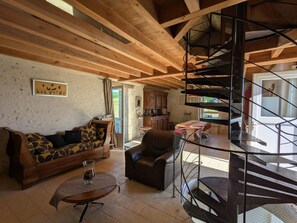 Fernseher, Kamin, Tischtennisplatte