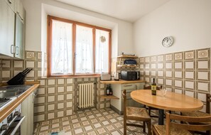 Kylskåp, mikrovågsugn, spishäll och diskmaskin