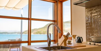 Vila luxo | Cozinha privada | Geladeira, micro-ondas, cooktop, talheres/pratos/utensílios de cozinha