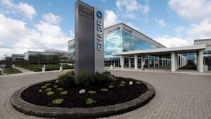 Een modern gebouw met een groot bord voor Chase Bank & Trust.