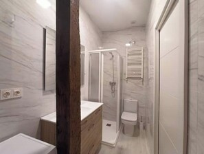 Douche, sèche-cheveux, serviettes fournies, savon