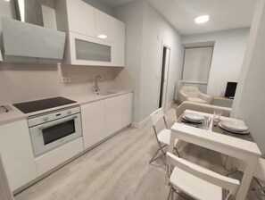 Réfrigérateur, four à micro-ondes, un four, surface de cuisson