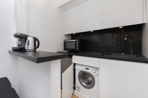 Frigorífico, horno, placa de cocina y hervidor eléctrico