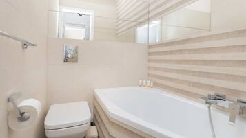 Bañera, toallas y champú