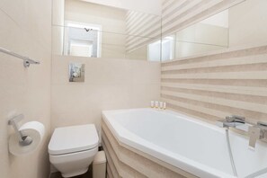 Bañera, toallas y champú