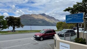 Property grounds - Apt12 Lakefront Apartments (Queenstown)