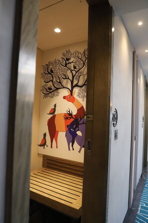 1 dormitorio, caja fuerte, escritorio y tabla de planchar con plancha