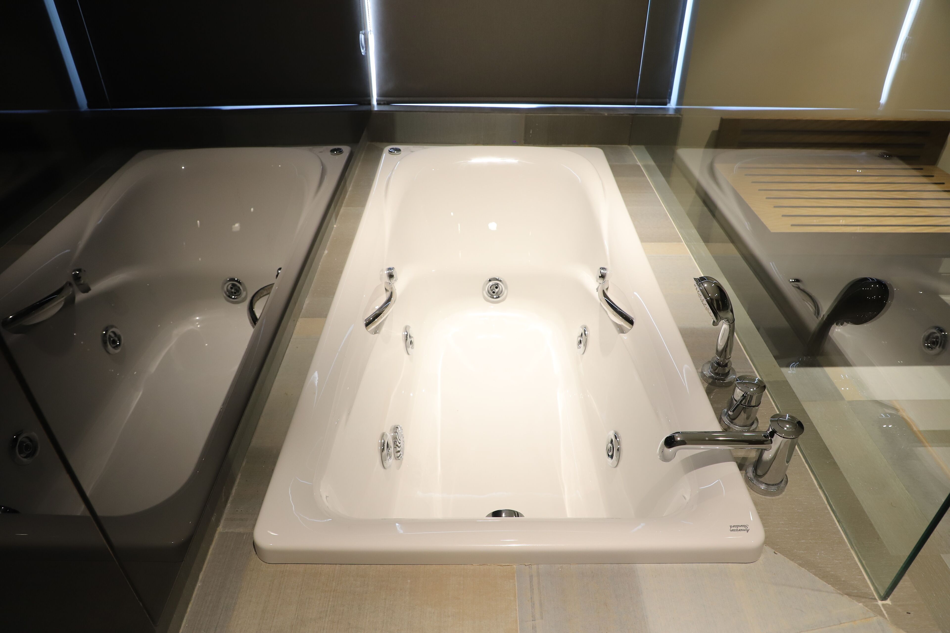 Un baño moderno con dos bañeras grandes y una zona de ducha separada.