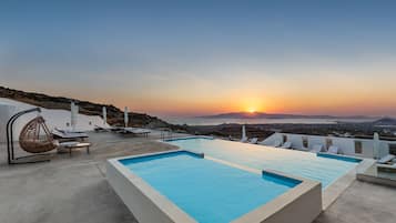 Una piscina al aire libre de temporada