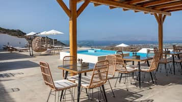Poolside bar