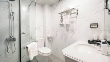 Habitación doble superior | Baño | Ducha, artículos de higiene personal gratuitos y secador de pelo