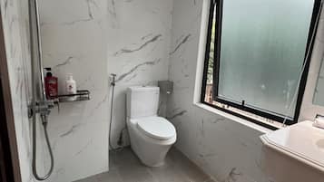 Ducha, artículos de tocador gratuitos, secador de pelo, batas