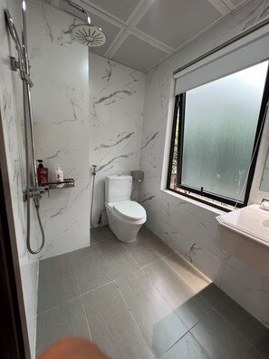 Superior Double Room | Bathroom | Shower, free toiletries, hair dryer, bathrobes