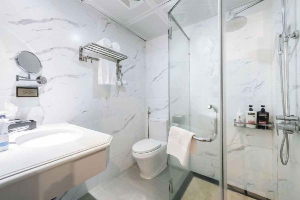 Baño | Ducha, artículos de higiene personal gratuitos y secador de pelo