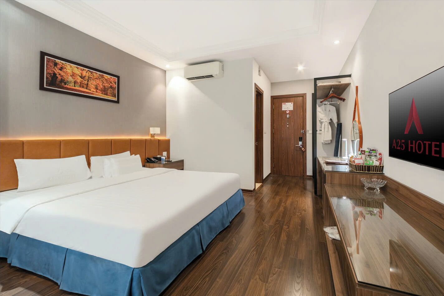 Deluxe Double Room | Minibar, in-room safe, blackout drapes, iron/ironing board