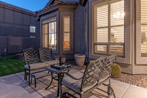 Outdoor dining - 31 Day Rental: Park View, Near Golf & Trails, Comm Htd POOL & Spa, Putt Green, Corn Hole (Mesa)