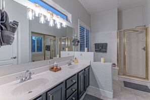 Combined shower/tub, hair dryer, towels