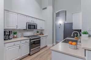 Refrigerador, microondas, horno y parrilla de estufa