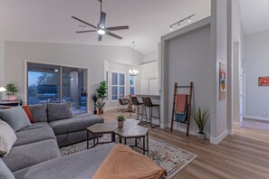 Smart TV - 31 Day Rental: Park View, Near Golf & Trails, Comm Htd POOL & Spa, Putt Green, Corn Hole (Mesa)