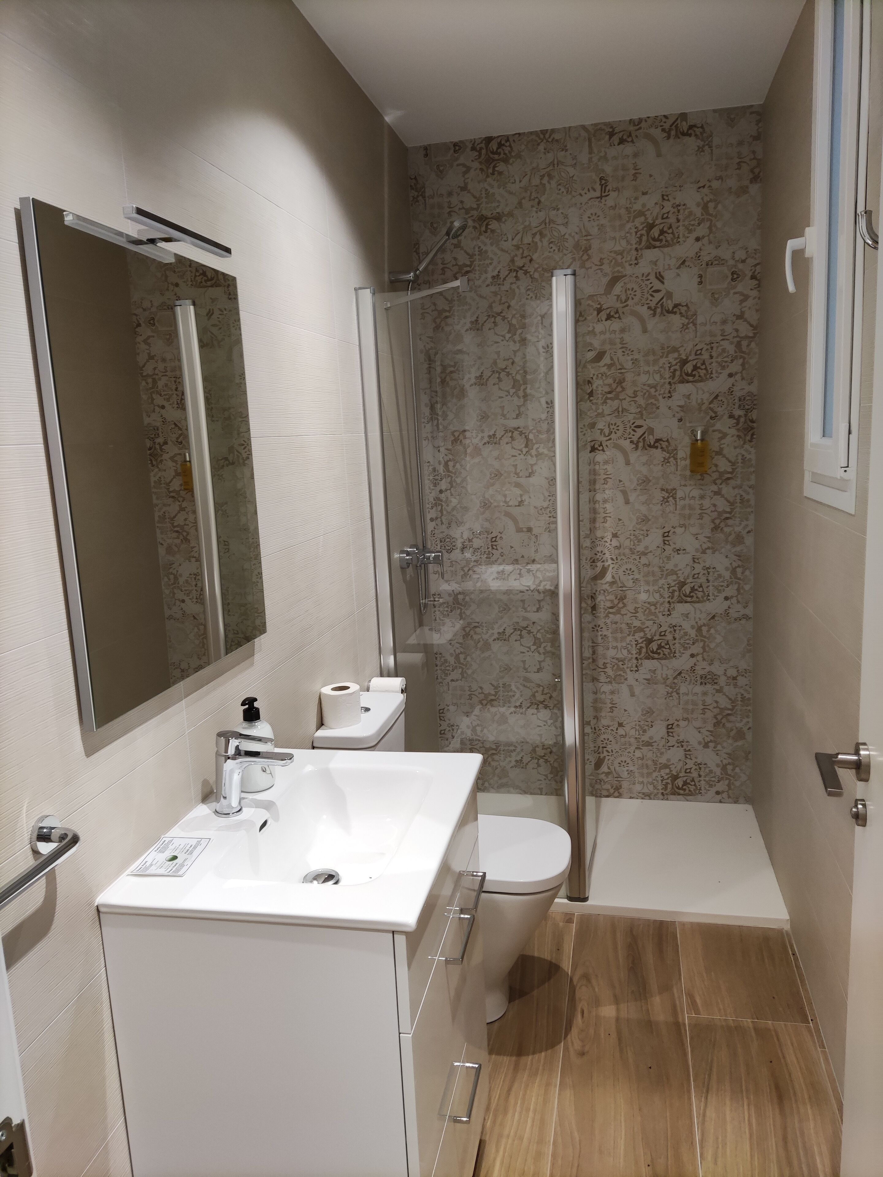 Departamento Gallery | Baño | Regadera, secadora de cabello, toallas 