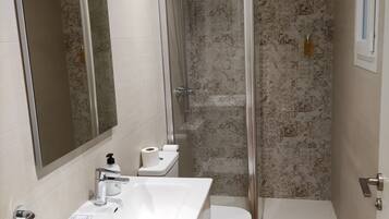 Gallery Apartment | Bathroom | Shower, hair dryer, towels