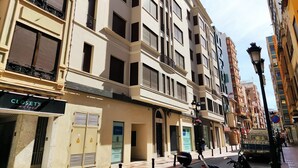 A multi-story building with a storefront labeled "Closets Secondhand." - IBERFLAT APARTAMENTOS TRINIDAD (Castelló de la Plana)