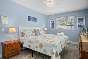 3 bedrooms, desk, iron/ironing board, travel cot