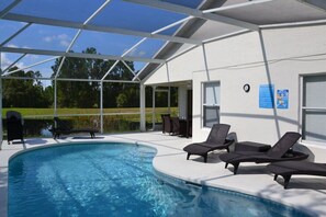 Alberca climatizada y camastros 