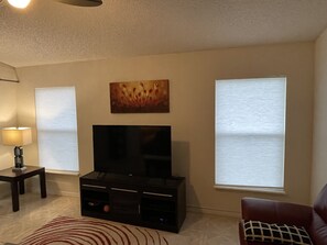 Smart TV, consola de videojuegos, reproductor de DVD y futbolito 