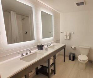 Combined shower/bathtub, free toiletries, hair dryer, towels - Comfort Inn & Suites Panama City Beach - Pier Park Area (Panama City Beach)