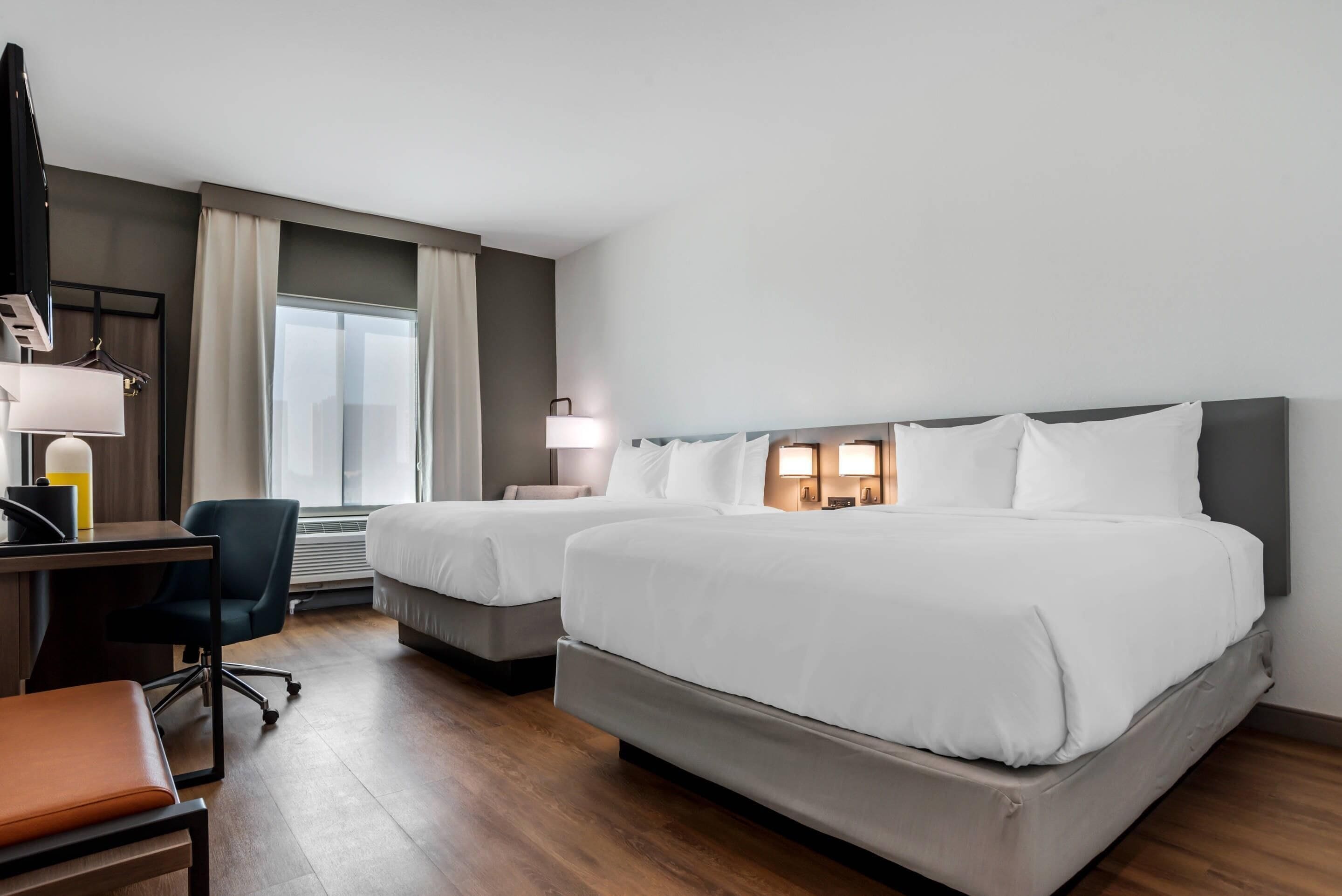 Roupas de cama premium, escrivaninha, cortinas blackout