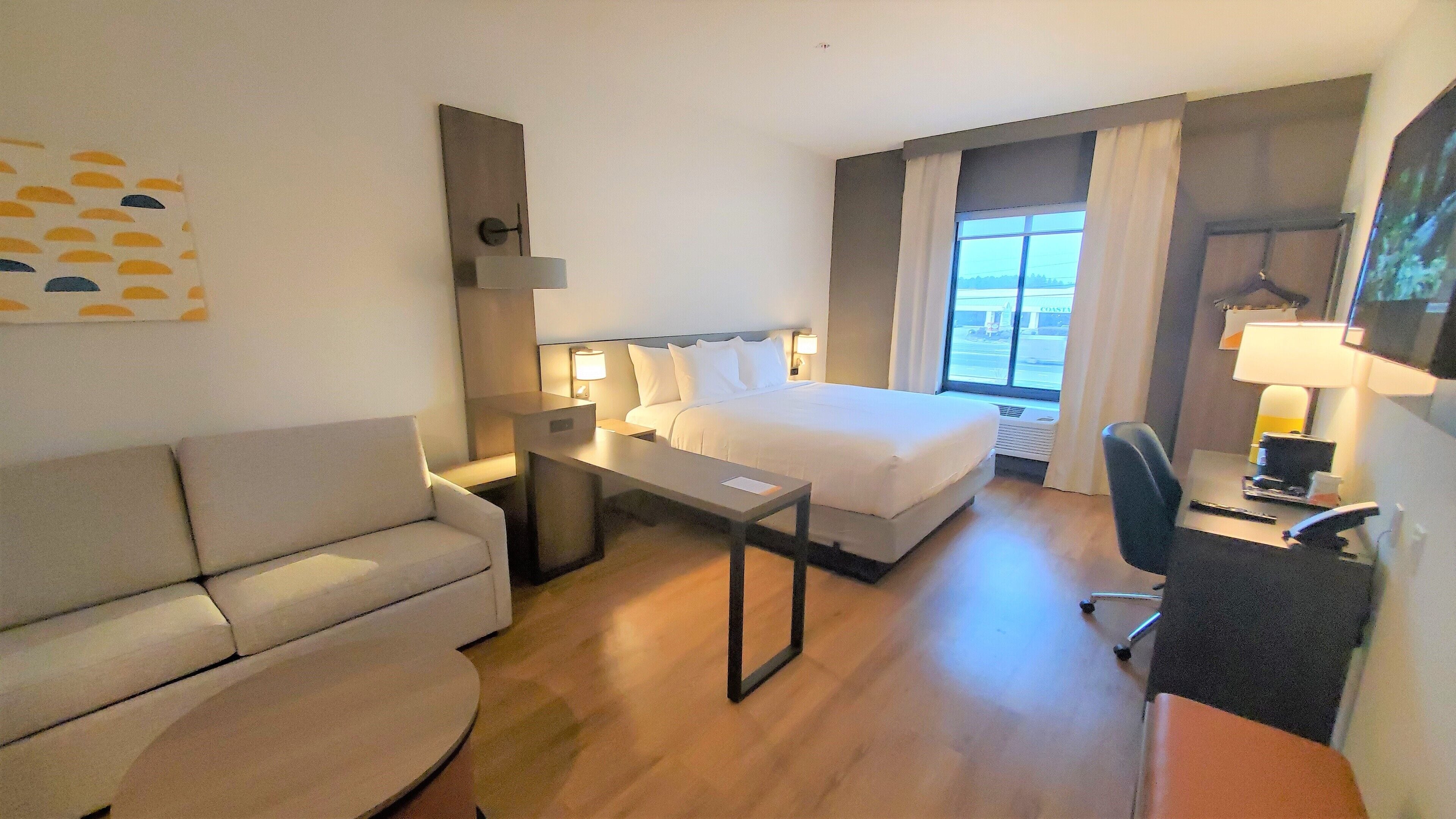 Peralatan tempat tidur premium, meja, langsir/tirai gelap terus 